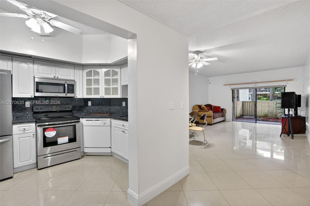 For Sale: $320,000 (3 beds, 2 baths, 1233 Square Feet)