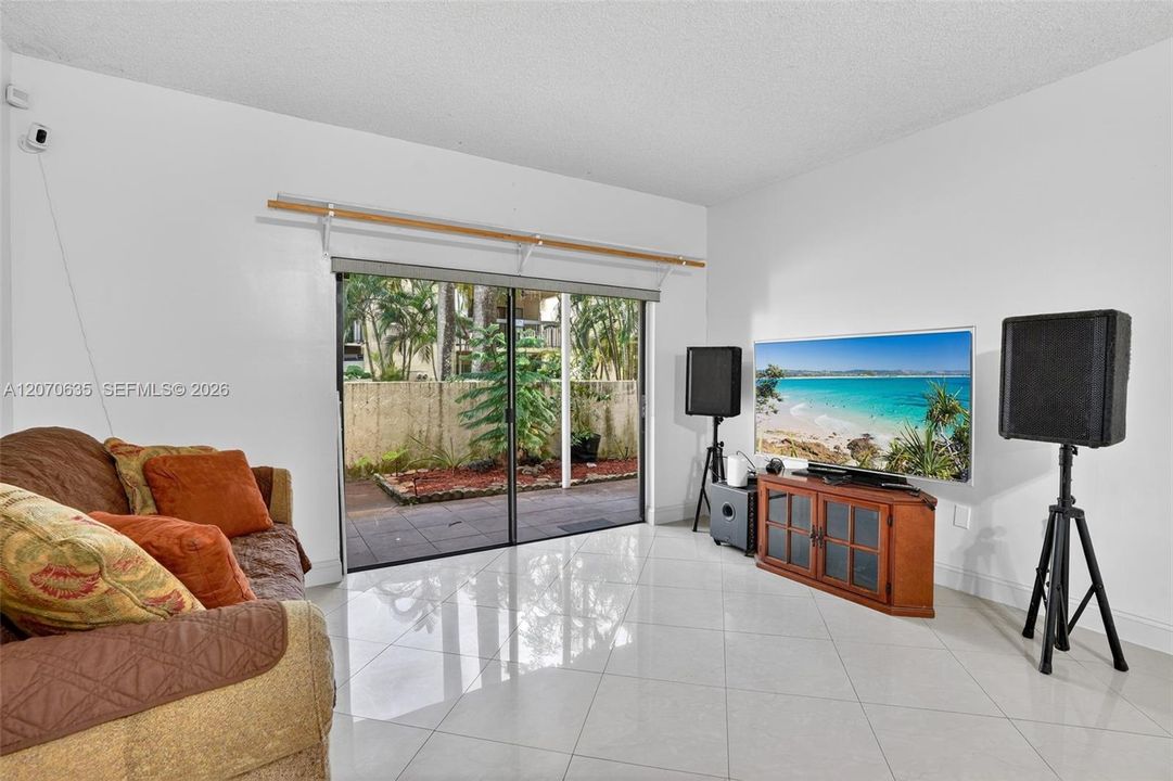 For Sale: $320,000 (3 beds, 2 baths, 1233 Square Feet)