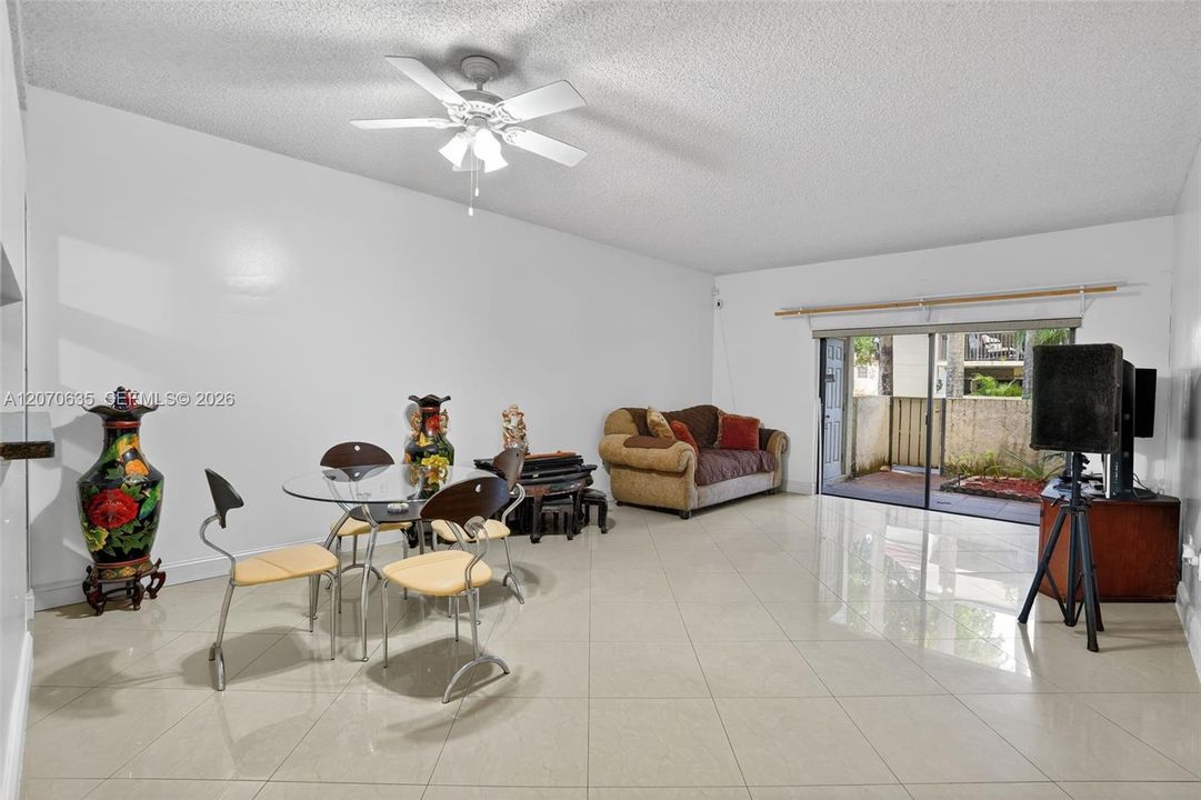 For Sale: $320,000 (3 beds, 2 baths, 1233 Square Feet)
