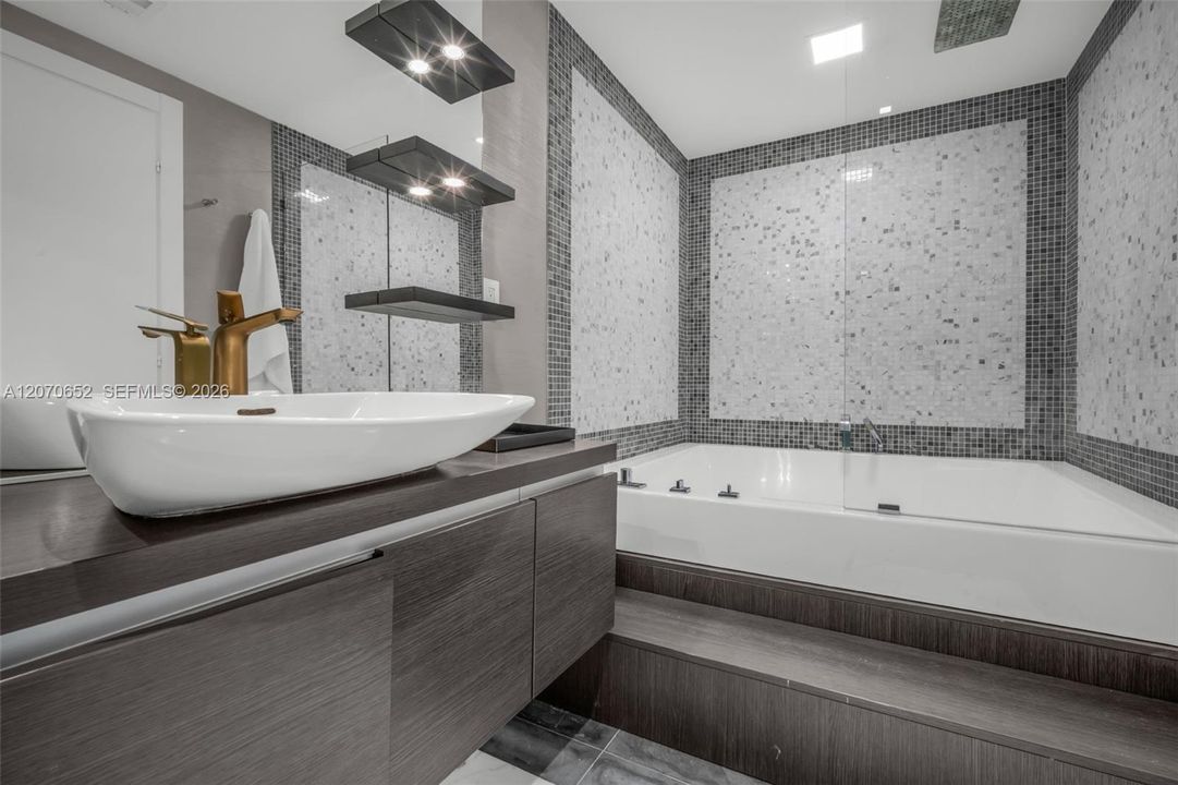 For Rent: $11,000 (2 beds, 3 baths, 1489 Square Feet)