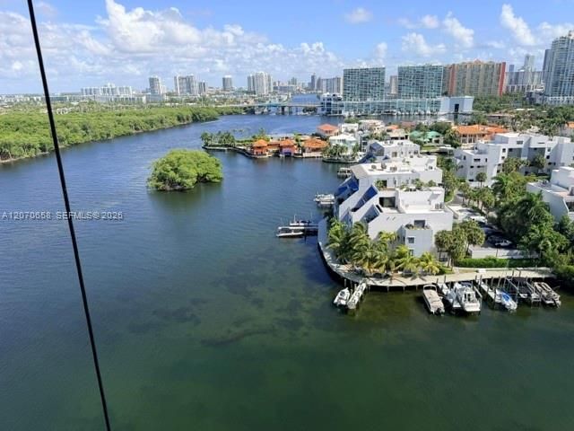 For Rent: $2,100 (1 beds, 1 baths, 705 Square Feet)