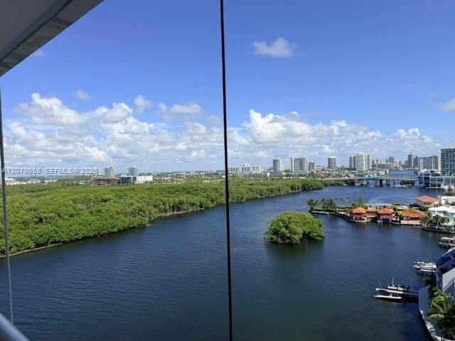 For Rent: $2,100 (1 beds, 1 baths, 705 Square Feet)
