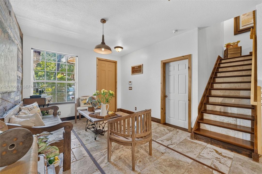 For Sale: $425,000 (3 beds, 3 baths, 1514 Square Feet)
