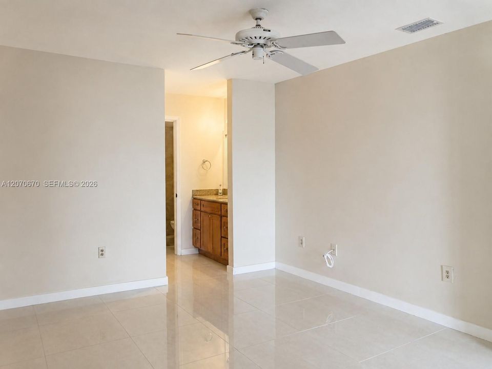 For Rent: $2,200 (2 beds, 2 baths, 1060 Square Feet)