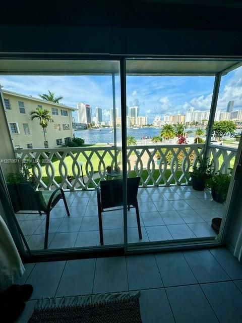 For Rent: $1,800 (1 beds, 1 baths, 780 Square Feet)