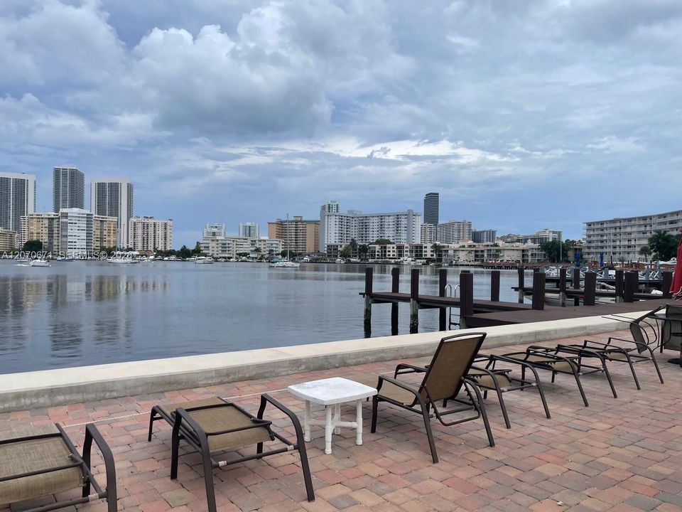 For Rent: $1,800 (1 beds, 1 baths, 780 Square Feet)