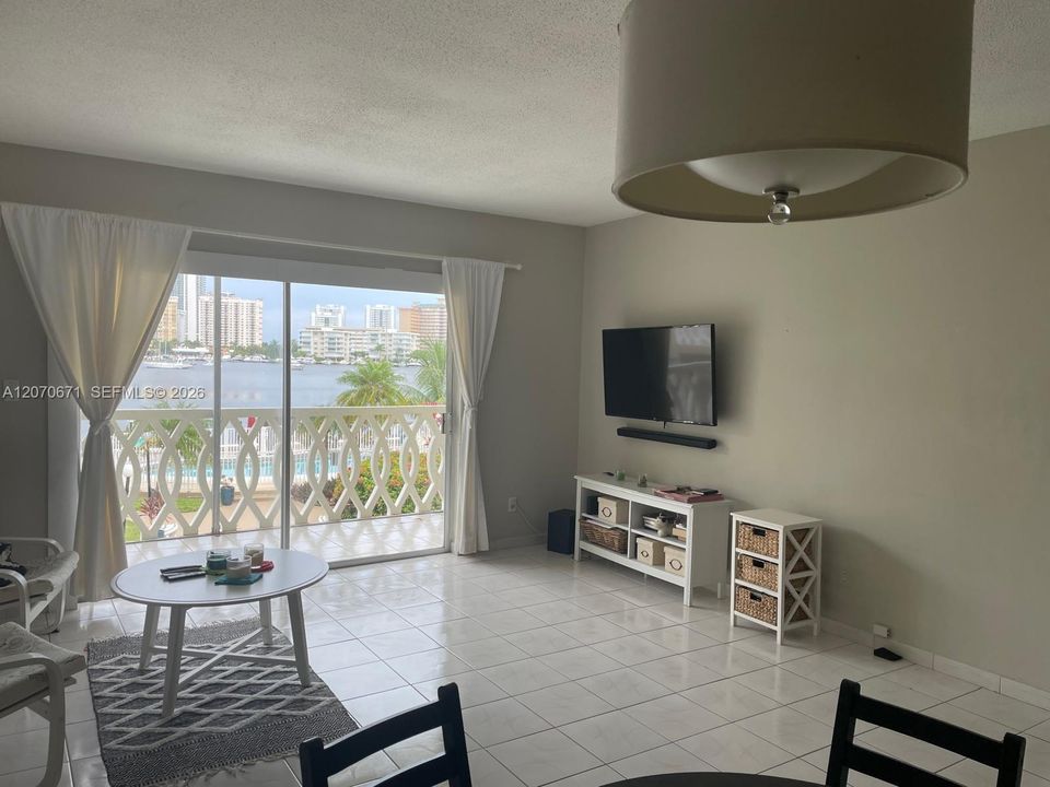 For Rent: $1,800 (1 beds, 1 baths, 780 Square Feet)