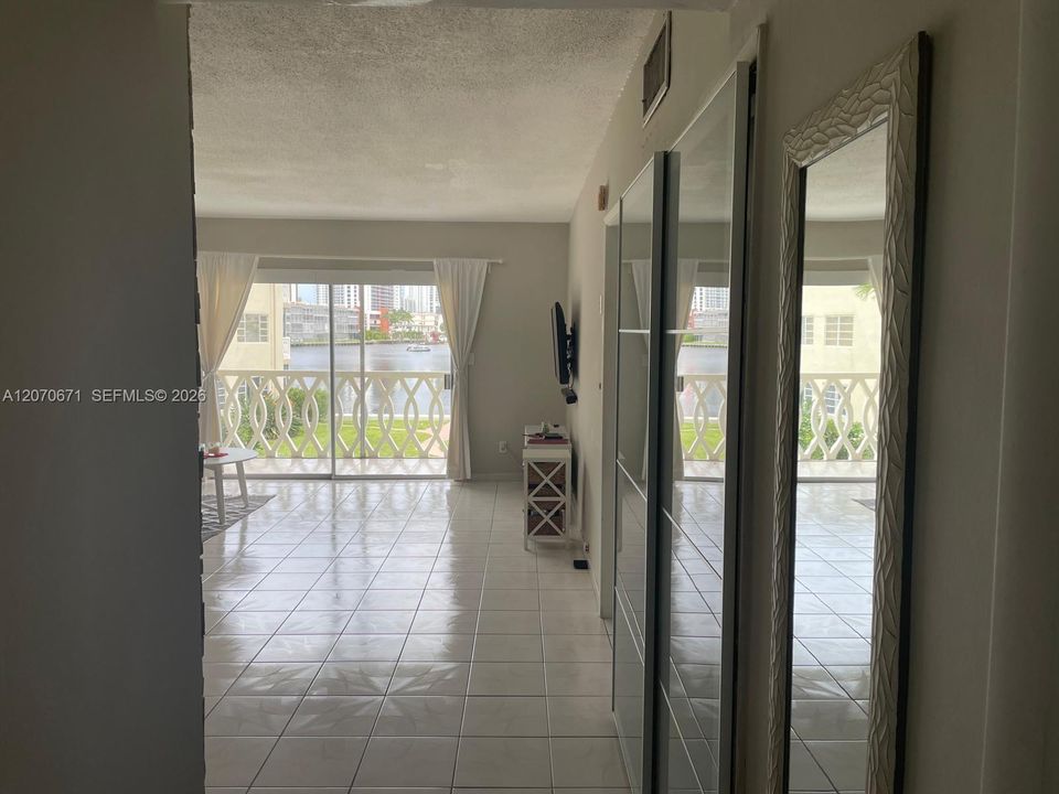 For Rent: $1,800 (1 beds, 1 baths, 780 Square Feet)