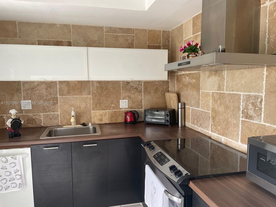 For Rent: $1,800 (1 beds, 1 baths, 780 Square Feet)