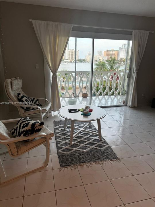 For Rent: $1,800 (1 beds, 1 baths, 780 Square Feet)