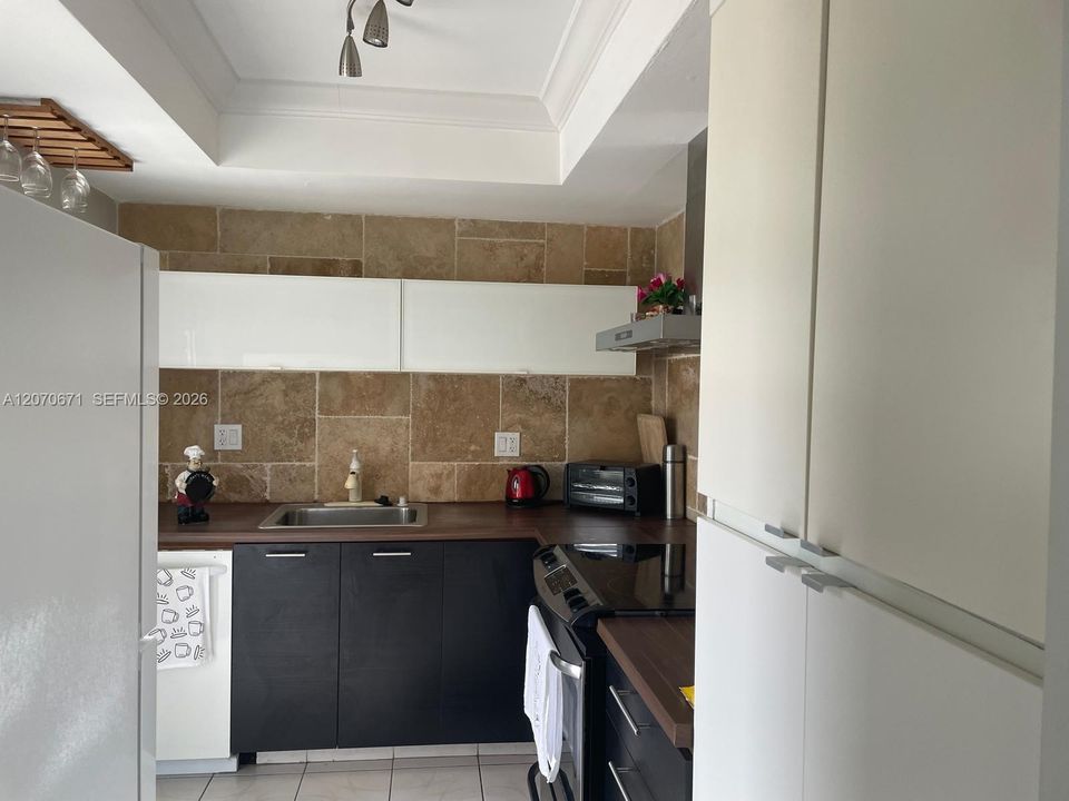 For Rent: $1,800 (1 beds, 1 baths, 780 Square Feet)