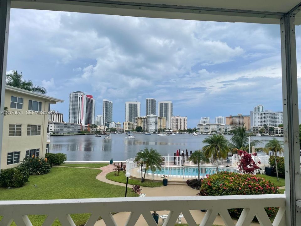 For Rent: $1,800 (1 beds, 1 baths, 780 Square Feet)