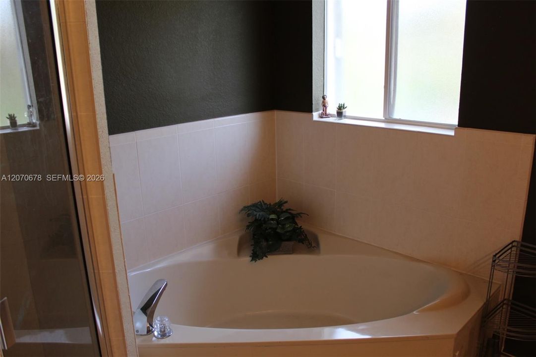 For Rent: $4,600 (5 beds, 3 baths, 2174 Square Feet)