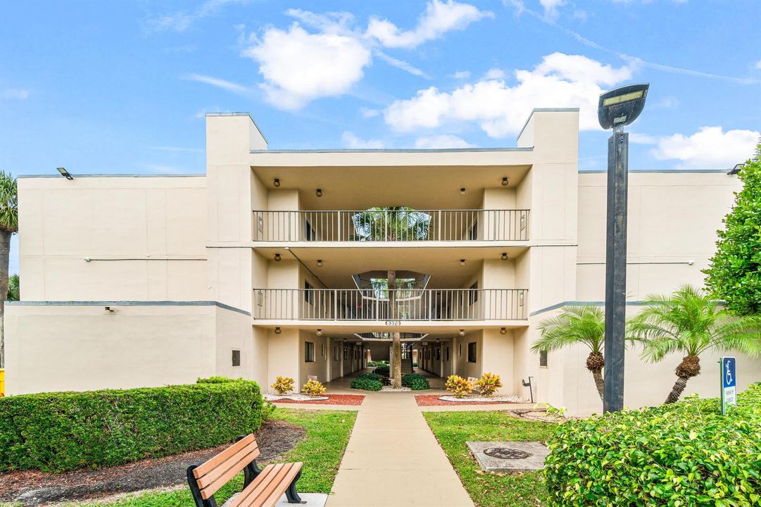 003-5370LasVerdesCircle-209-DelrayBeach-