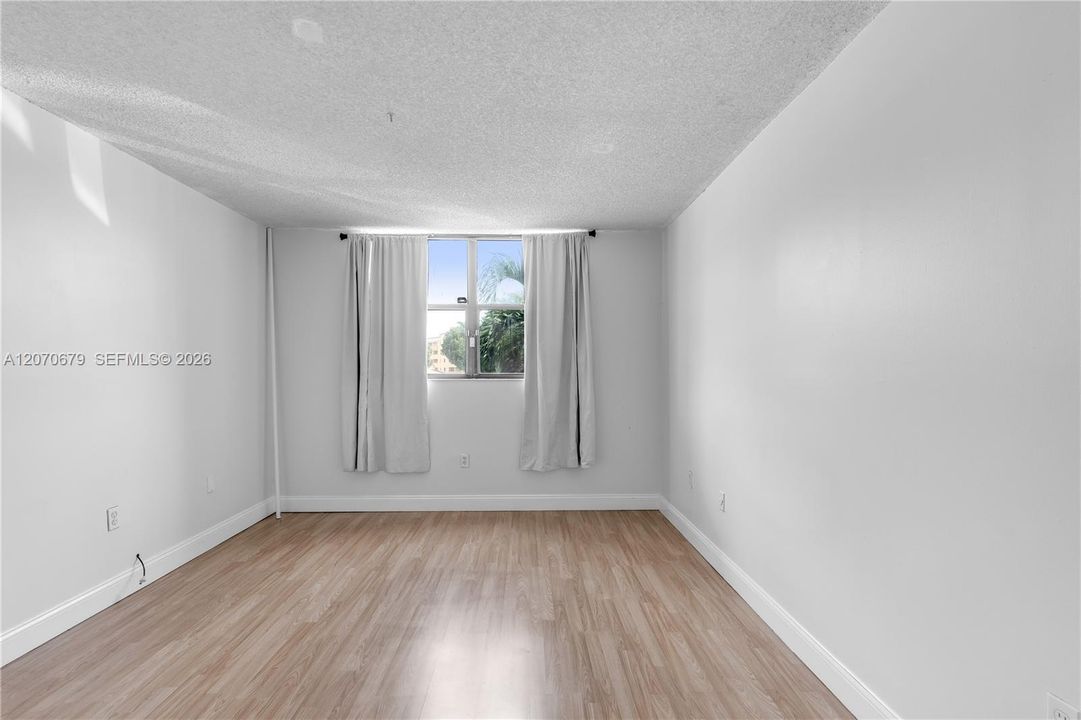 For Sale: $245,000 (2 beds, 2 baths, 827 Square Feet)