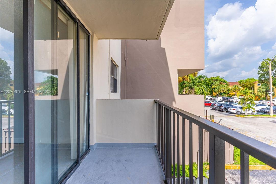For Sale: $245,000 (2 beds, 2 baths, 827 Square Feet)