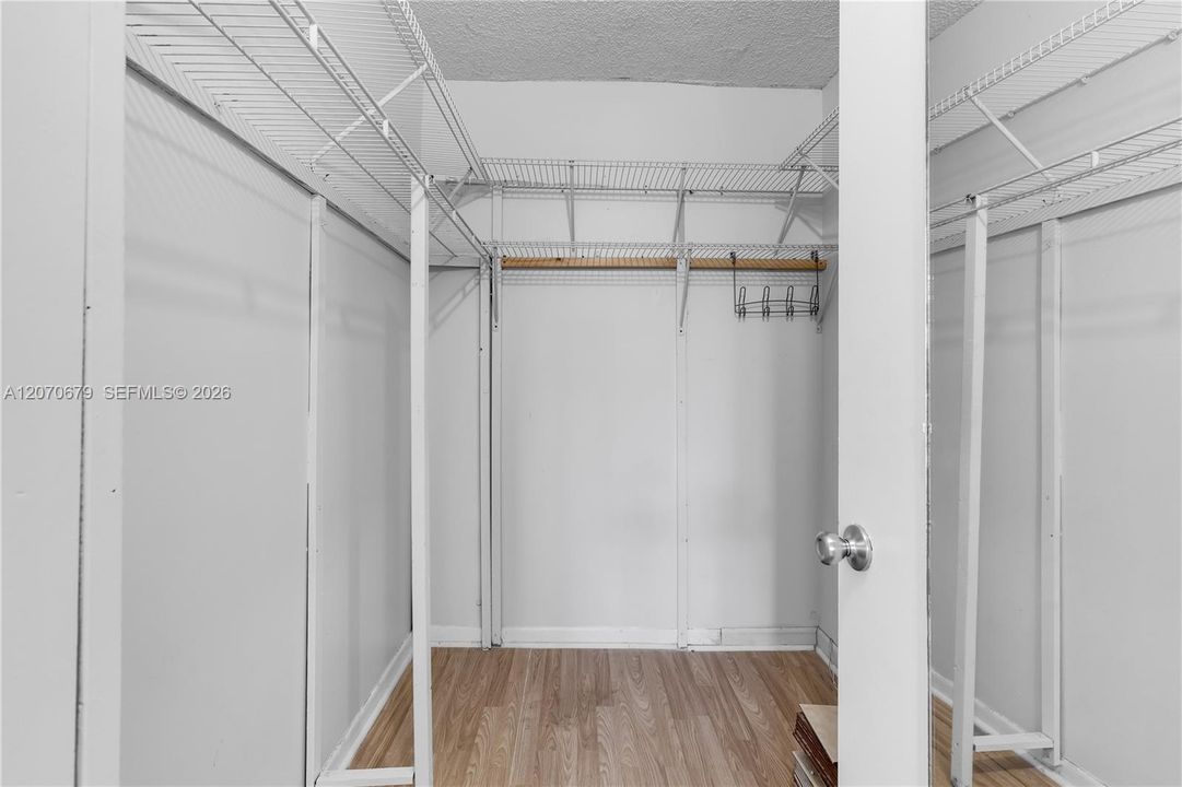 For Sale: $245,000 (2 beds, 2 baths, 827 Square Feet)