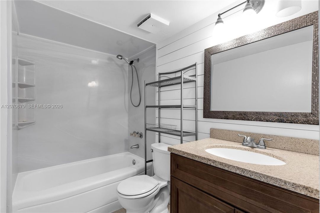 For Sale: $245,000 (2 beds, 2 baths, 827 Square Feet)