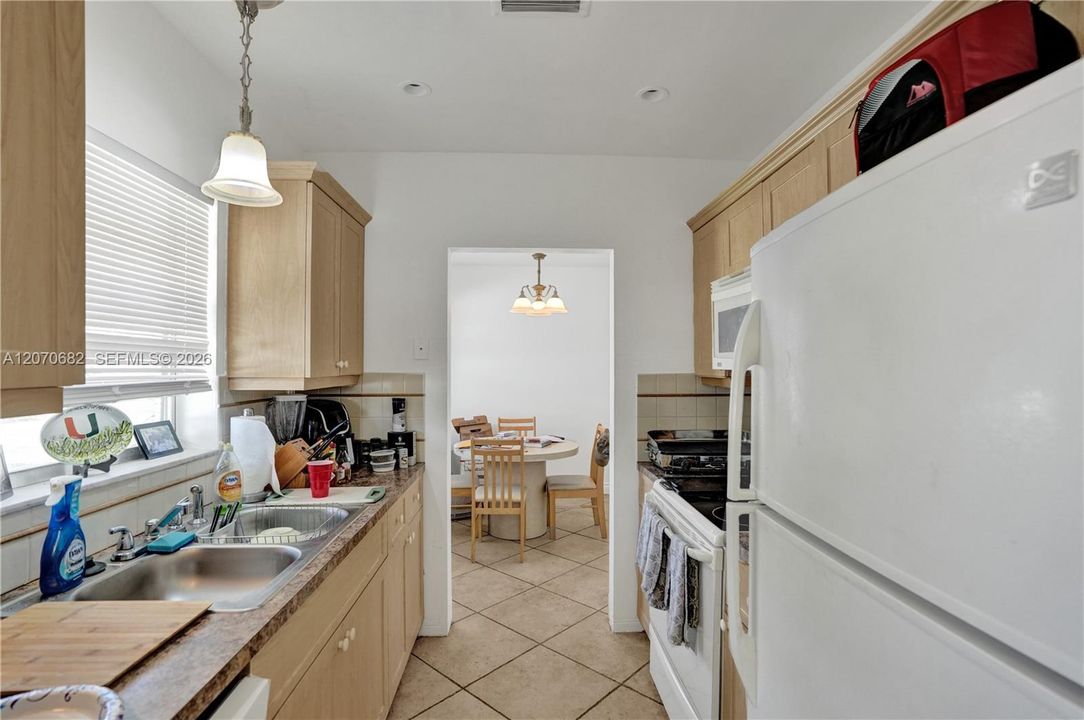 For Sale: $650,000 (4 beds, 4 baths, 2264 Square Feet)