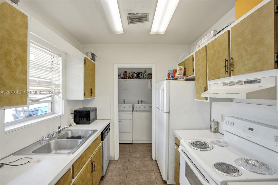 For Sale: $650,000 (4 beds, 4 baths, 2264 Square Feet)