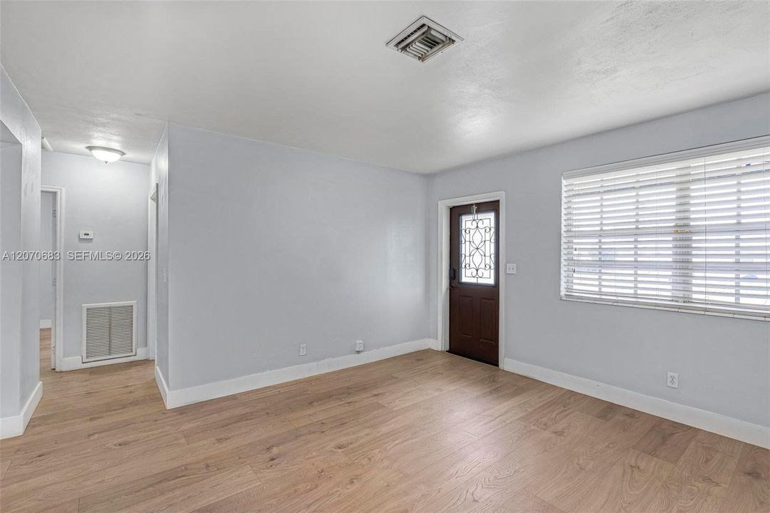 For Sale: $450,000 (3 beds, 1 baths, 991 Square Feet)