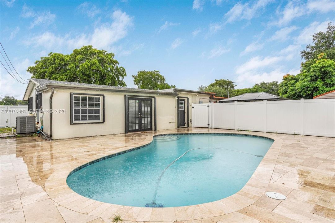 For Sale: $450,000 (3 beds, 1 baths, 991 Square Feet)