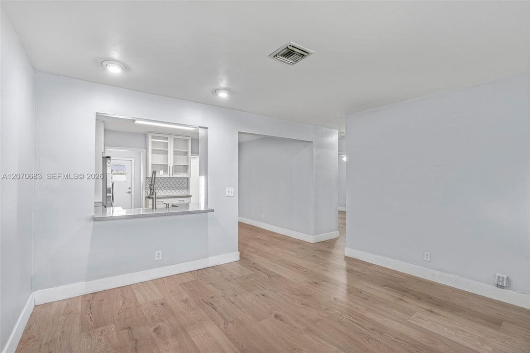 For Sale: $450,000 (3 beds, 1 baths, 991 Square Feet)