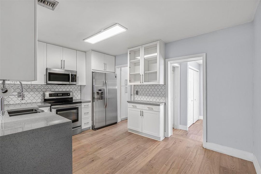 For Sale: $450,000 (3 beds, 1 baths, 991 Square Feet)