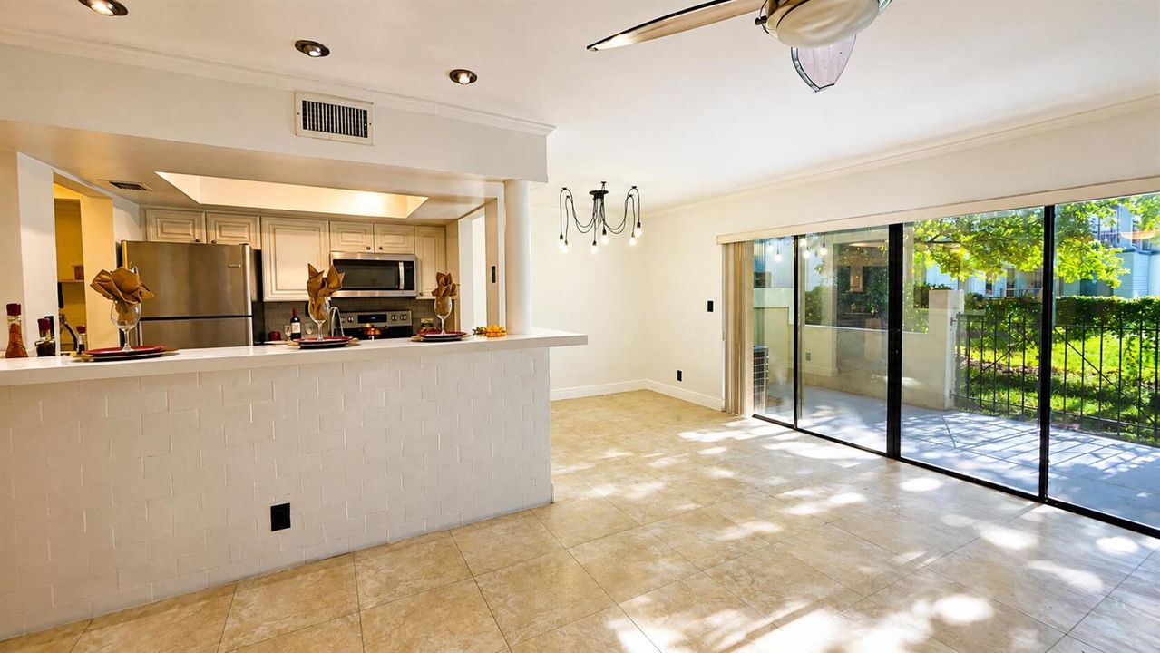 Sunlit Modern Open-Plan Kitchen and Dini