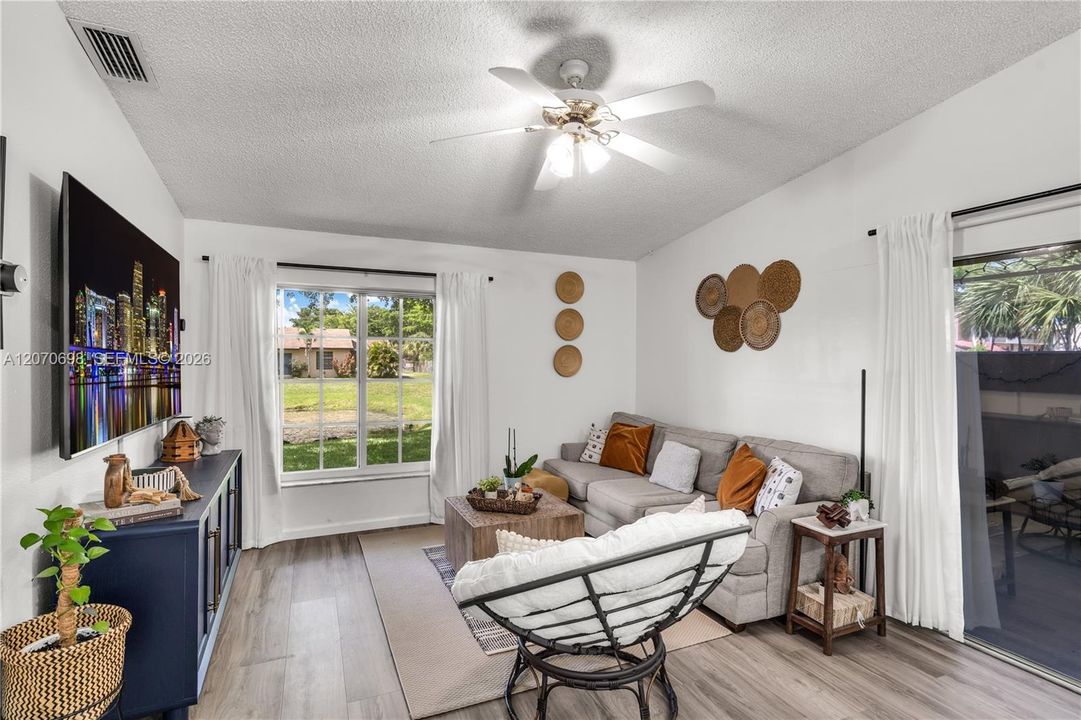 For Sale: $405,000 (2 beds, 2 baths, 912 Square Feet)