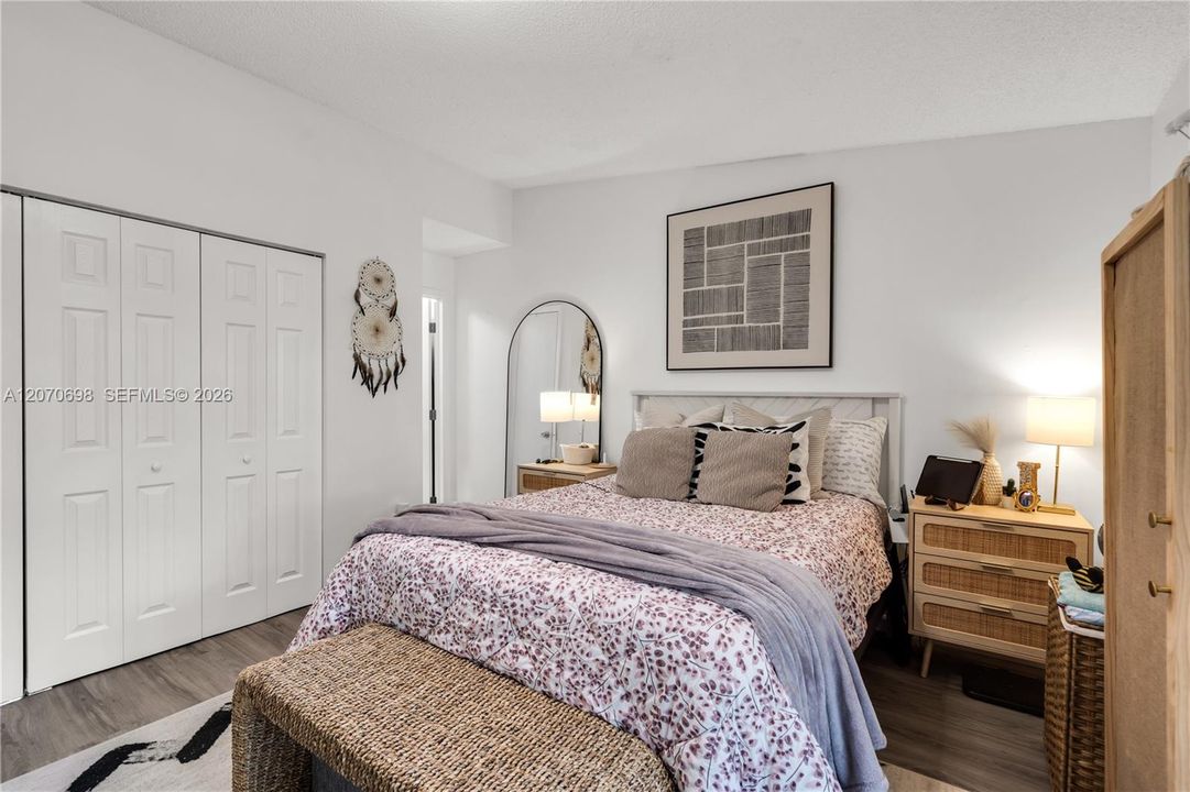 For Sale: $405,000 (2 beds, 2 baths, 912 Square Feet)