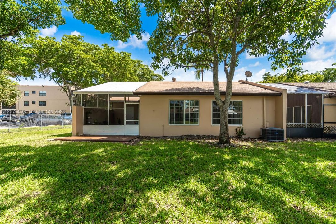 For Sale: $405,000 (2 beds, 2 baths, 912 Square Feet)
