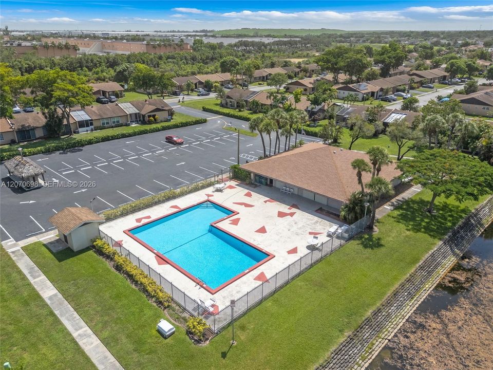 For Sale: $405,000 (2 beds, 2 baths, 912 Square Feet)
