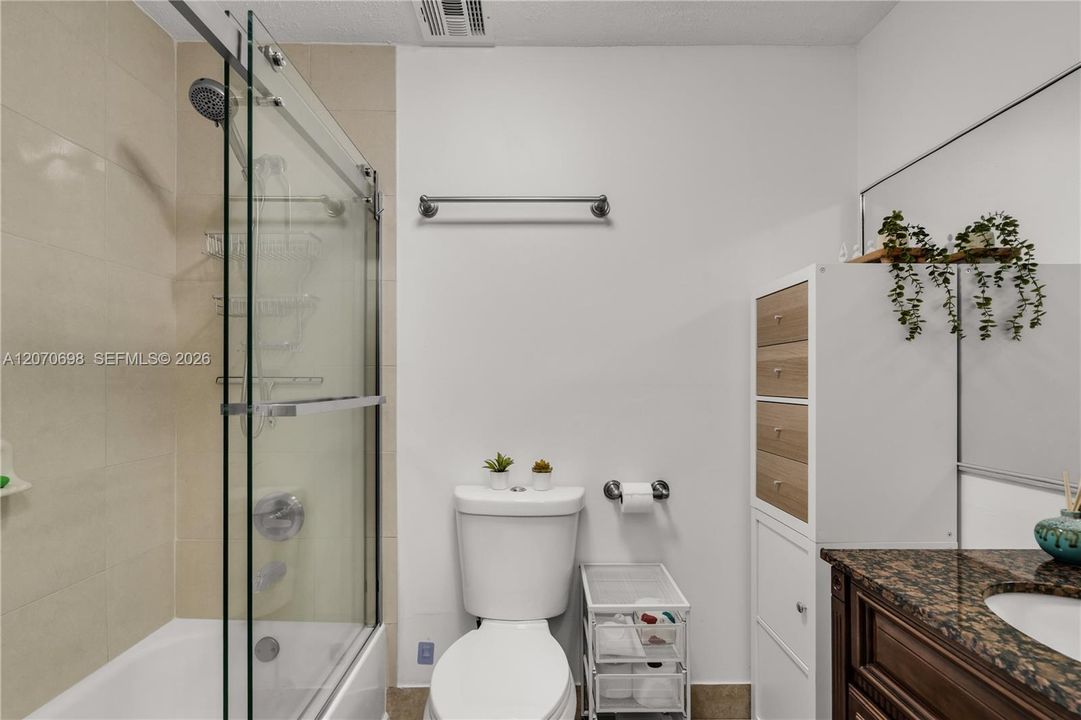 For Sale: $405,000 (2 beds, 2 baths, 912 Square Feet)