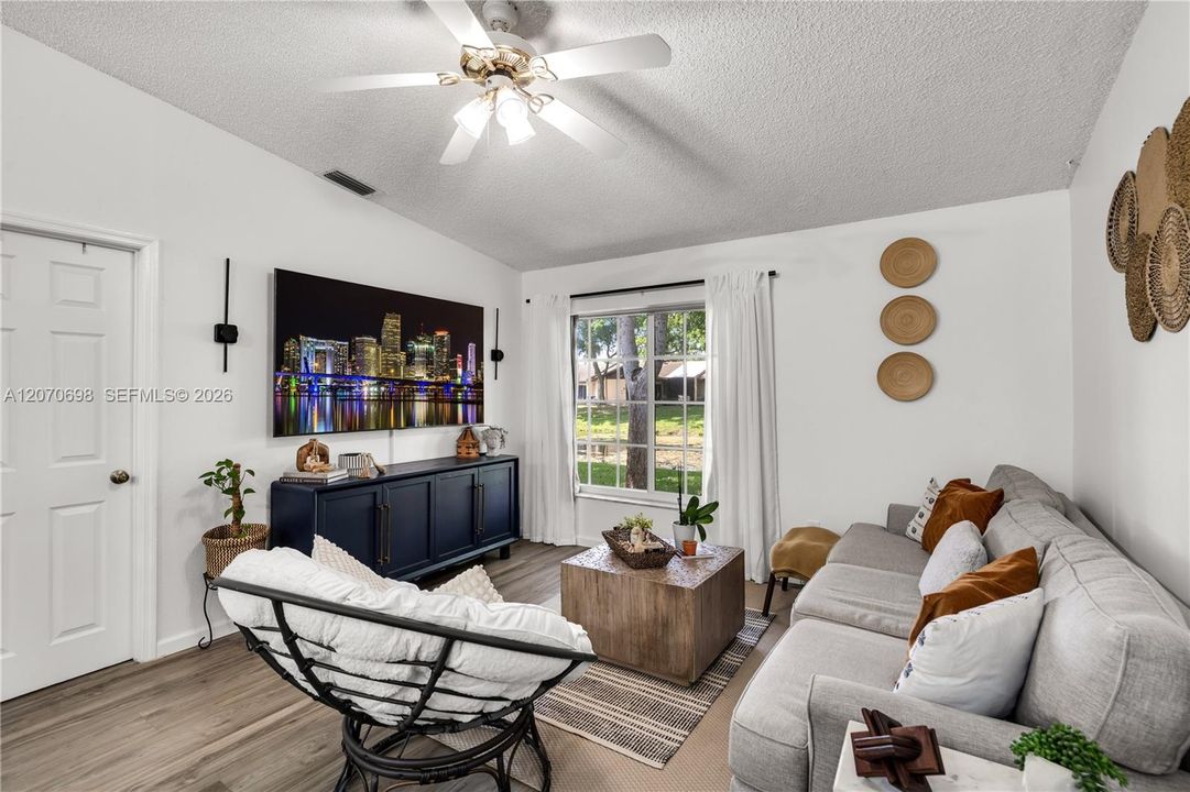 For Sale: $405,000 (2 beds, 2 baths, 912 Square Feet)