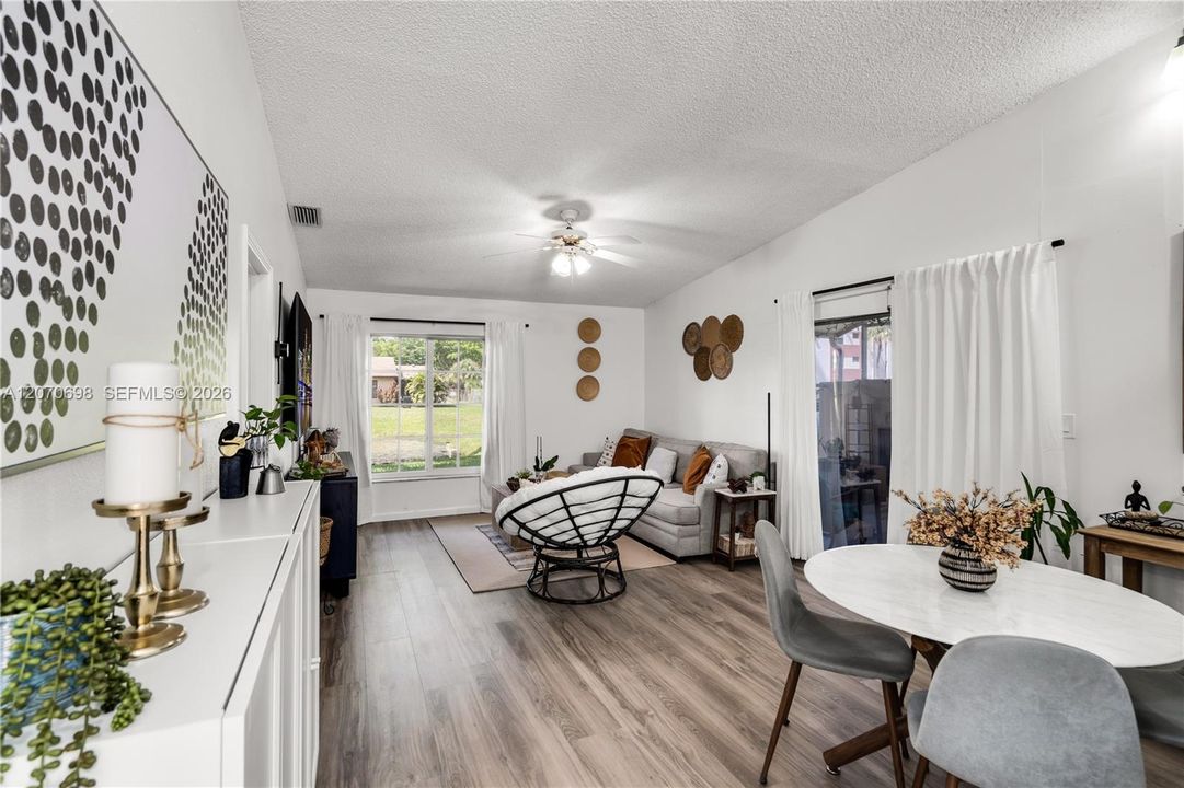 For Sale: $405,000 (2 beds, 2 baths, 912 Square Feet)