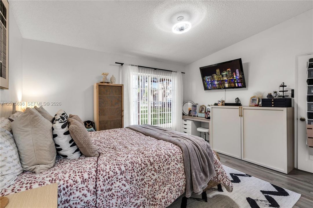 For Sale: $405,000 (2 beds, 2 baths, 912 Square Feet)