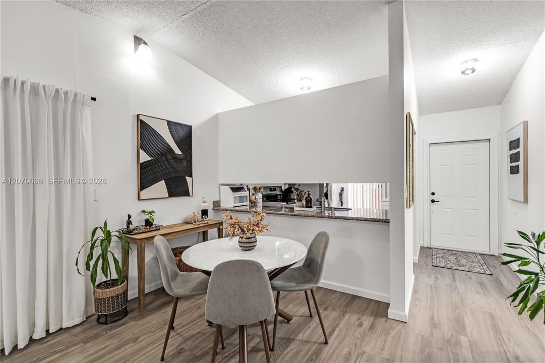For Sale: $405,000 (2 beds, 2 baths, 912 Square Feet)