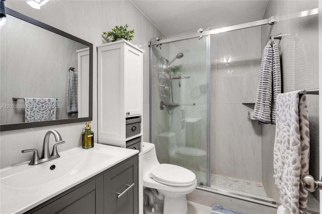 For Sale: $405,000 (2 beds, 2 baths, 912 Square Feet)