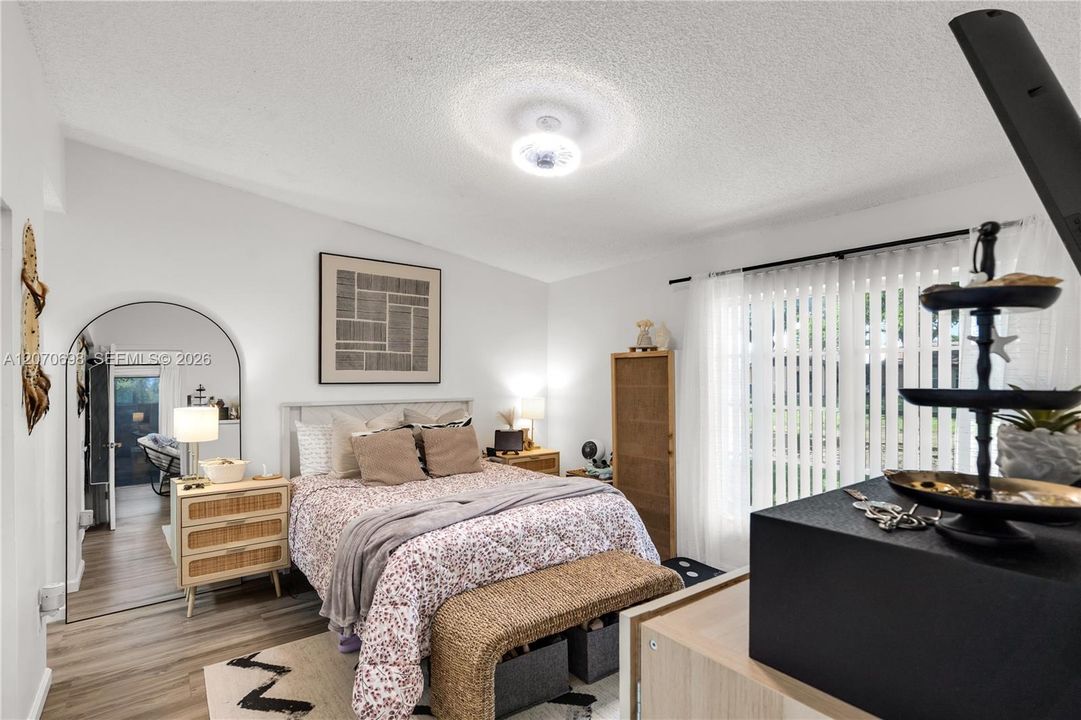 For Sale: $405,000 (2 beds, 2 baths, 912 Square Feet)