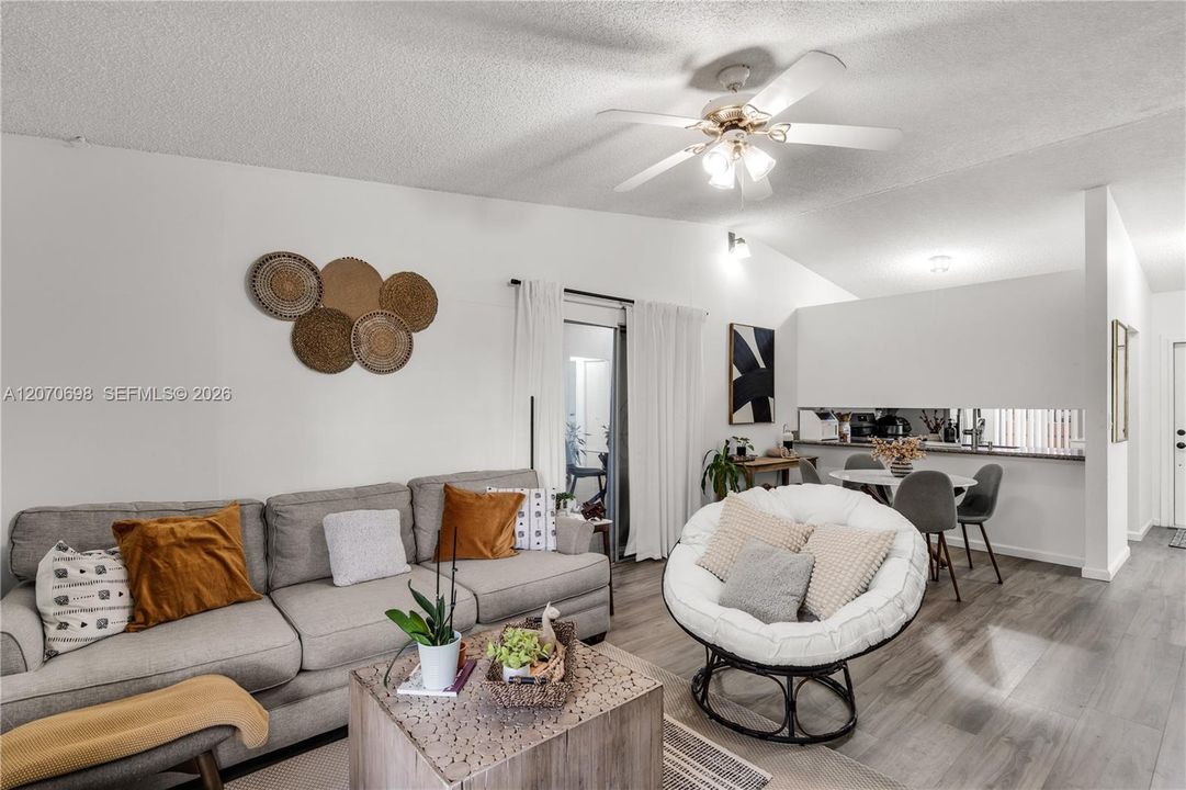 For Sale: $405,000 (2 beds, 2 baths, 912 Square Feet)