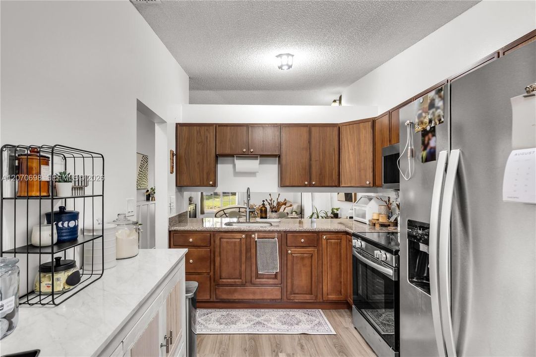 For Sale: $405,000 (2 beds, 2 baths, 912 Square Feet)