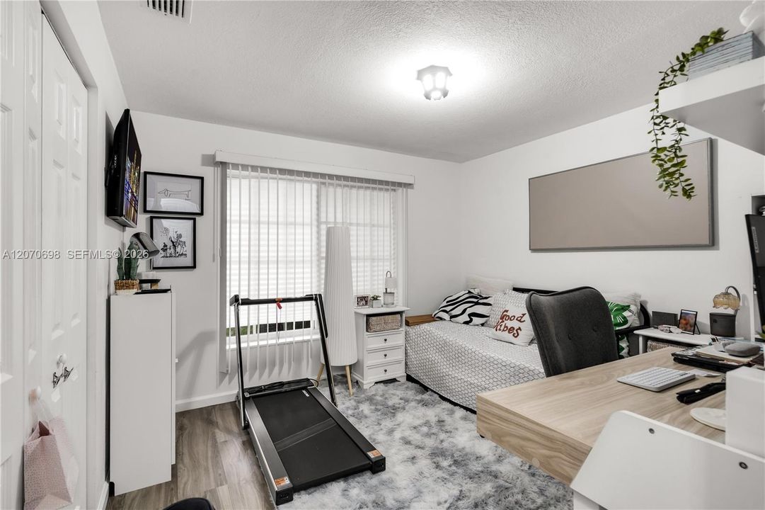 For Sale: $405,000 (2 beds, 2 baths, 912 Square Feet)