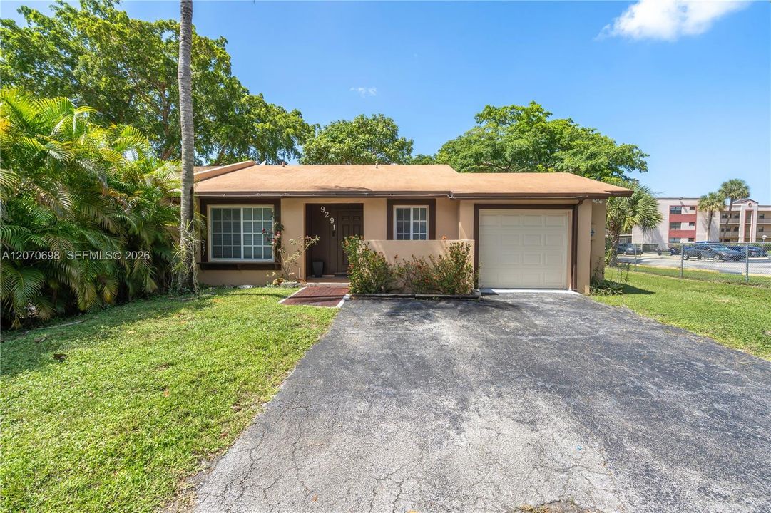 For Sale: $405,000 (2 beds, 2 baths, 912 Square Feet)