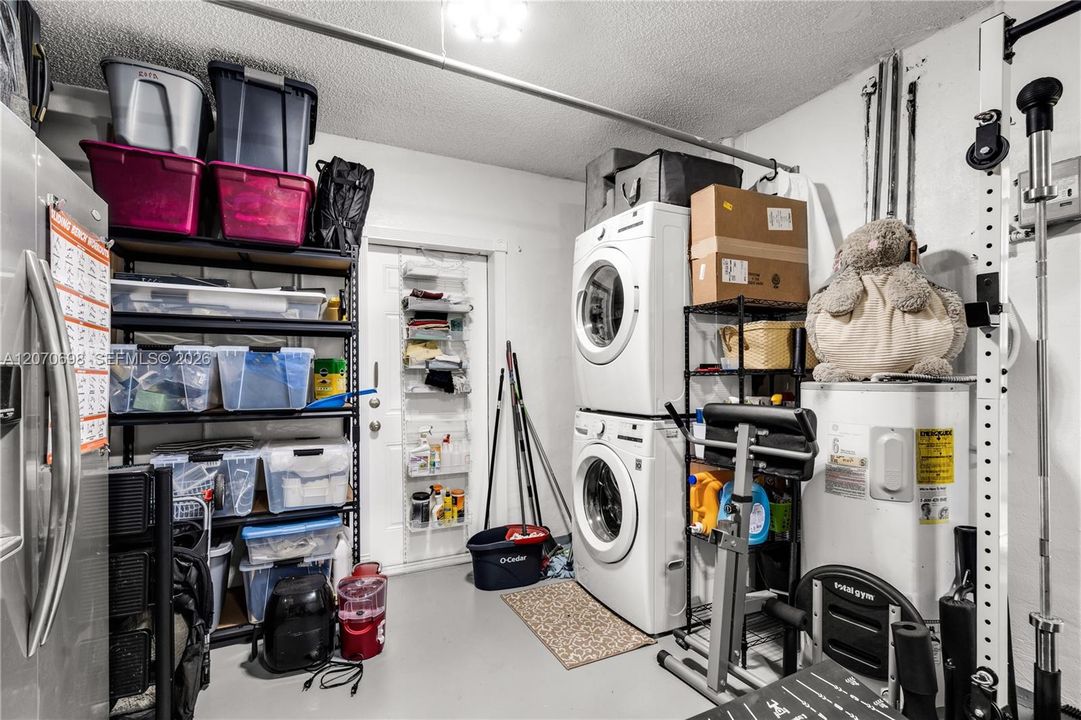 For Sale: $405,000 (2 beds, 2 baths, 912 Square Feet)