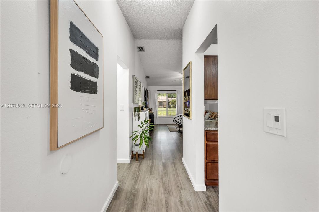 For Sale: $405,000 (2 beds, 2 baths, 912 Square Feet)