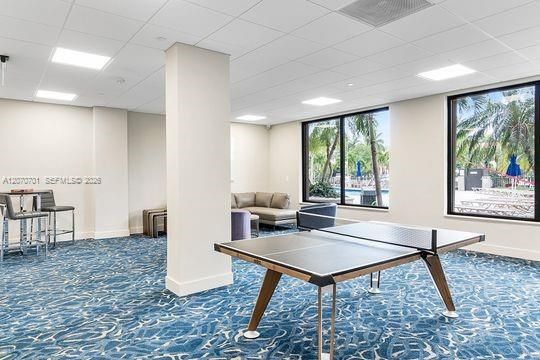For Sale: $450,000 (1 beds, 1 baths, 910 Square Feet)
