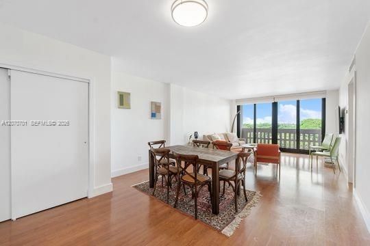 For Sale: $450,000 (1 beds, 1 baths, 910 Square Feet)