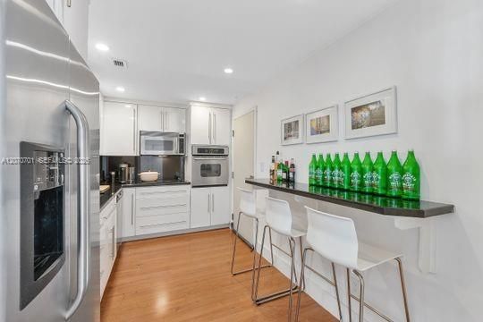 For Sale: $450,000 (1 beds, 1 baths, 910 Square Feet)