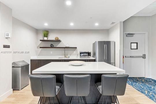 For Sale: $450,000 (1 beds, 1 baths, 910 Square Feet)